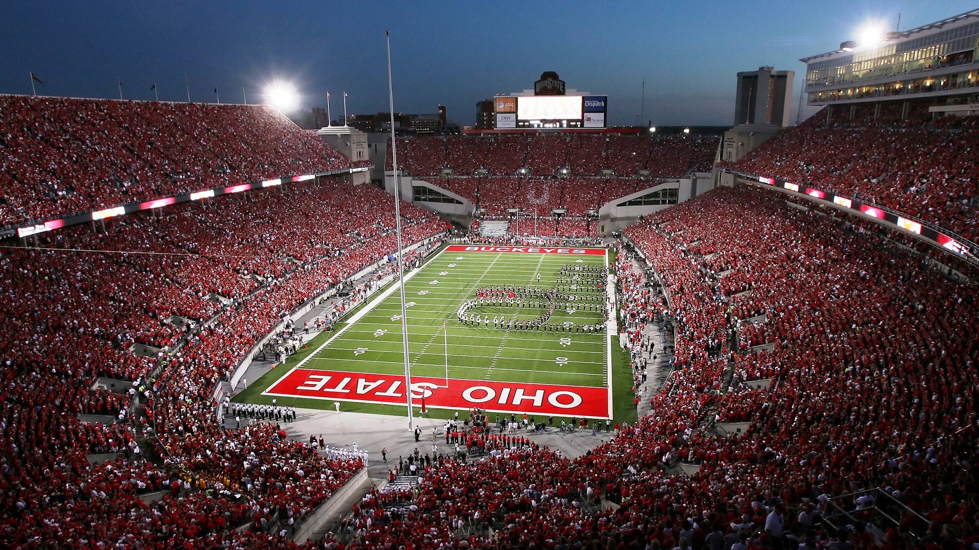 勇士凭借三分雨重击太阳,库里与穆迪成关键,勇士队员对库里