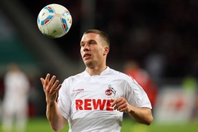 勇士后卫完成绝杀后队友热情拥抱，勇士组织后卫